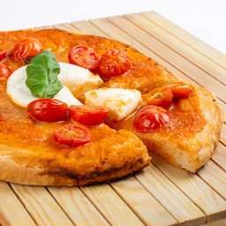 Pizza Regina Margherita con Bufala Campana e pomodorini 
